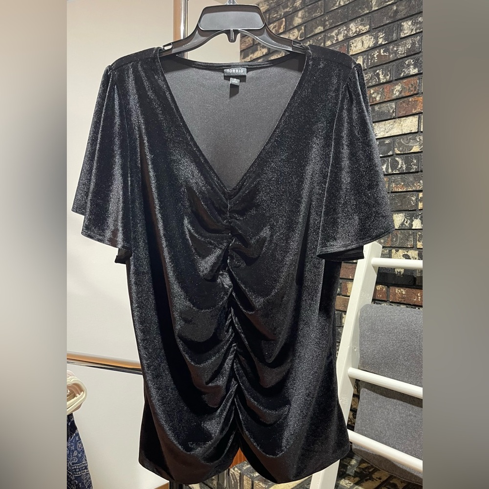 TORRID BLACK VELVET NWOT CINCHED FRONT FLUTTER SLEEVES V-NECK STRETCHY SIZE 2